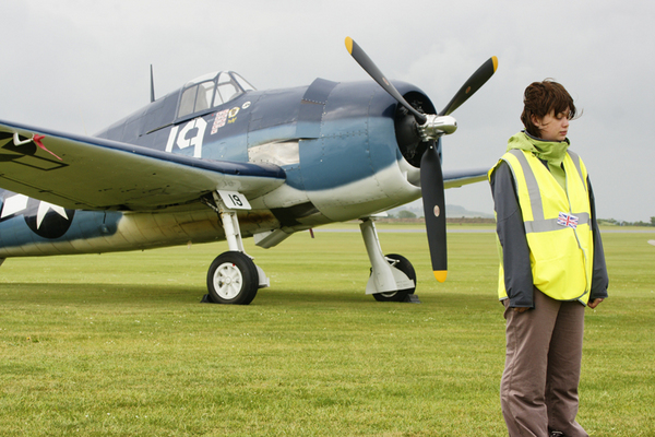 Bénévole gardant les avions au meeting aérien de Duxford