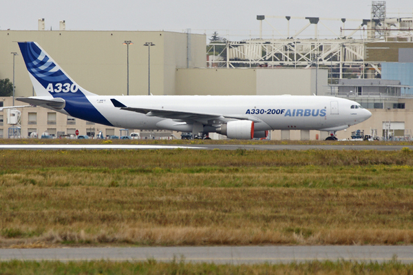 Airbus A330-200F se faisant tracté à Toulouse