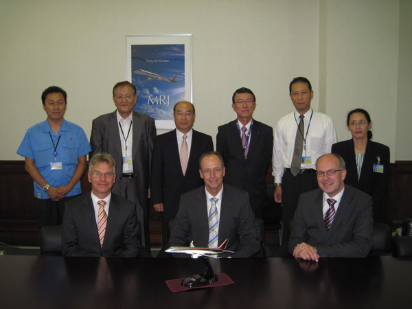 Signature du contrat d'assemblage des portes du MRJ entre Mitsubishi et Eurocopter Deutschland