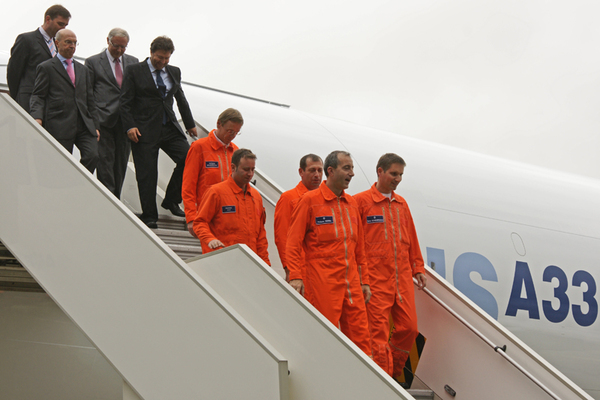 Les pilotes descendent les escaliers après leur premier vol sur l'A330-200F