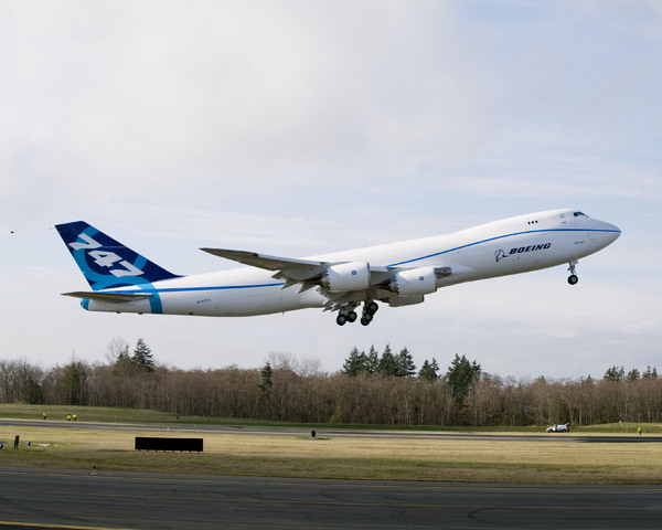 Le premier 747-8 en vol