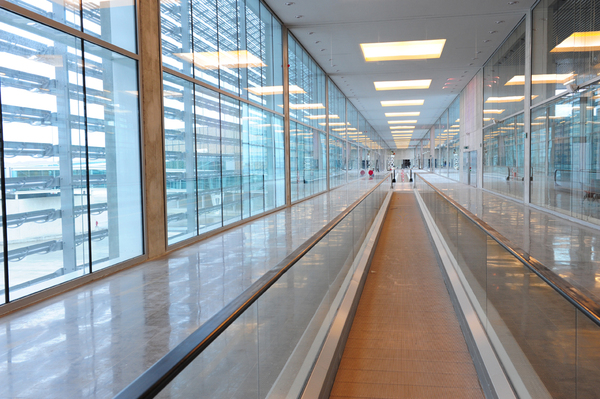 Couloir du hall D de l'aéroport de Toulouse-Blagnac