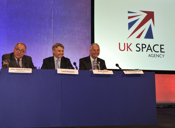 Le directeur général de l'ASE, Jean-Jacques Dordain, le ministre britannique de la Science et de l'Innovation, Lord Drayson, et Andy Green, PDG de Logica, à l'annonce de la nouvelle Agence spatiale du Royaume-Uni à Londres le 23 Mars 2010
