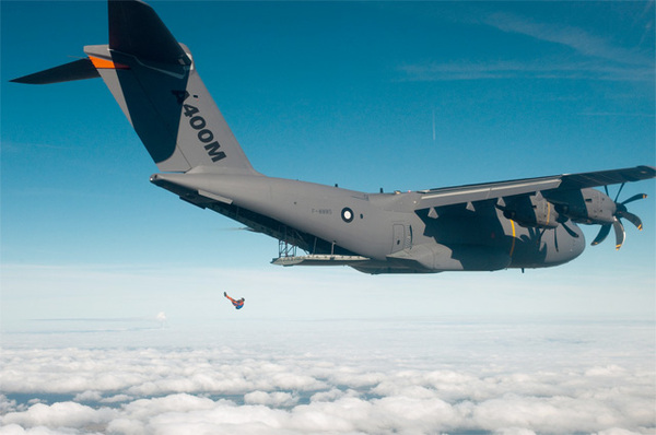Premier saut en parachute à partir de l'A400M