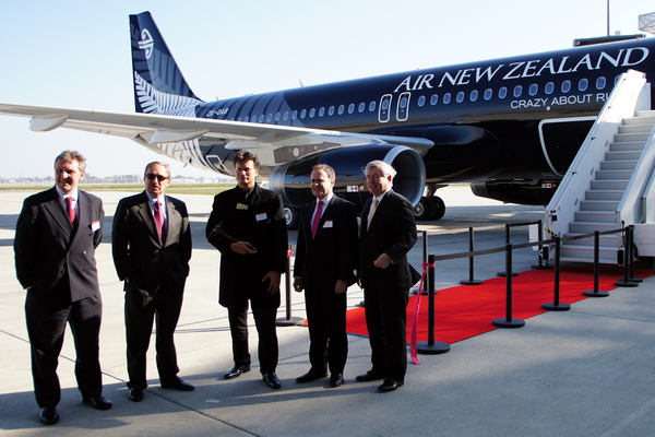 Livraison de l'A320 d'Air New Zealand "Crazy About Rugby" - Steven Udvar-Hazy, Rob McDonald et John Leahy devant l'avion