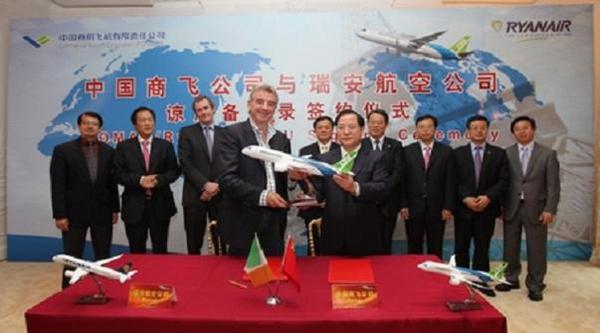 Michael O'Leary de Ryanair avec le PDG de COMAC Jin Zhuanglong