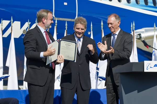Certification du 787 : (De gauche à droite) Randy Babbitt, administrateur de la FAA, Mike Carriker, chef pilote d'essai et Mike Sinnett, ingénieur en chef du programme
