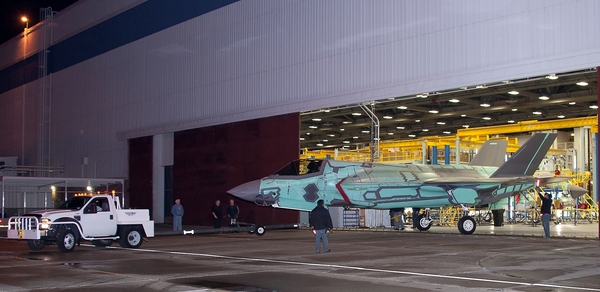 Sortie d'usine de premier F-35 britannique (F-35B BK-1)