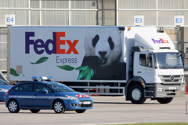 camion fedex avec panda