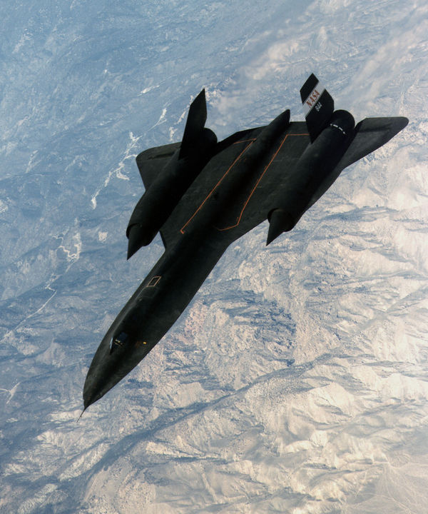 Le SR-71A #844 de la NASA (Dryden Flight Research Center), photographié en 1997 après un ravitaillement en vol au-dessus de la Sierra Nevada. 