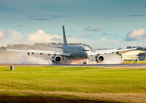 L'Airbus A330MRTT RAF Voyager décolle de RAF Brize Norton pour la première fois propulsé par 100% SAF sur les deux moteurs. 