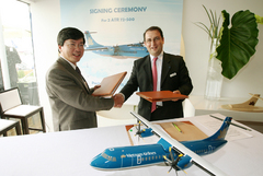 Signature d'un contrat portant sur deux ATR 72 par Vietnam Airlines