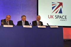 Le directeur général de l'ASE, Jean-Jacques Dordain, le ministre britannique de la Science et de l'Innovation, Lord Drayson, et Andy Green, PDG de Logica, à l'annonce de la nouvelle Agence spatiale du Royaume-Uni à Londres le 23 Mars 2010