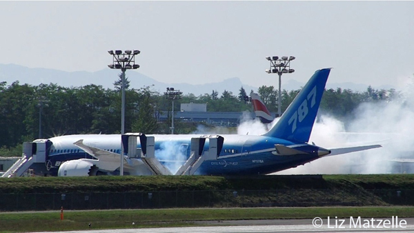 Premier démarrage des moteurs Rolls-Royce Trent 1000 sous les ailes du premier Boeing 787