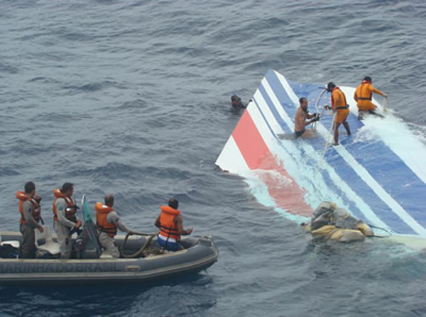 Dérive de l'A330 d'Air France qui s'est abîmé en mer, flottant sur l'Océan Atlantique