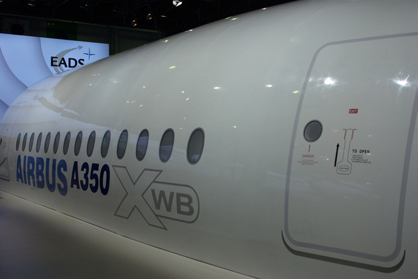 Vue d'une maquette de l'Airbus A350 XWB sur le stand EADS au Salon du Bourget 2009