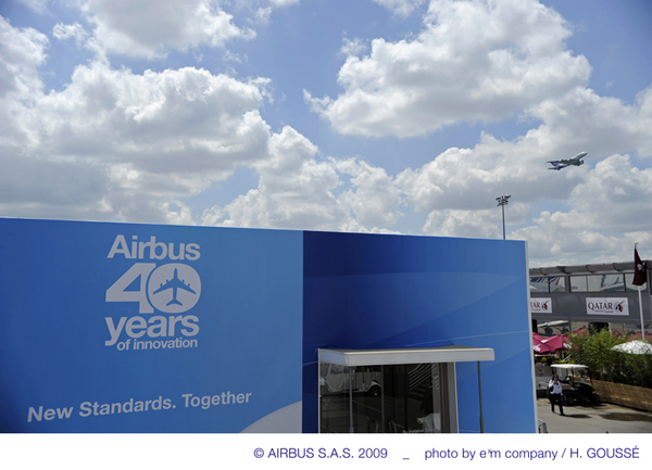 Chalet Airbus avec l'A380 en arrière plan