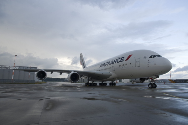 Airbus A380-800 d'Air France sortant de l'atelier de peinture