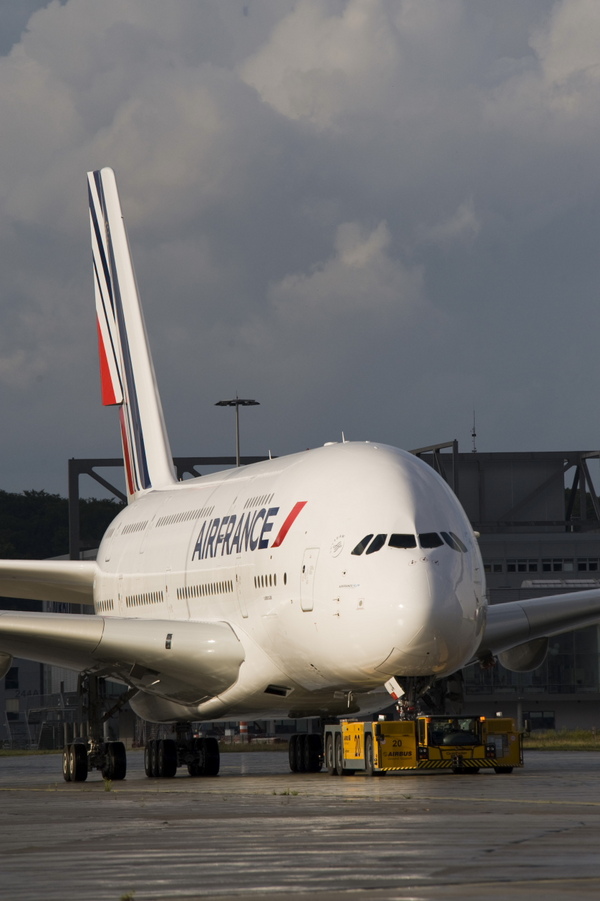 Airbus A380-800 d'Air France sortant de l'atelier de peinture