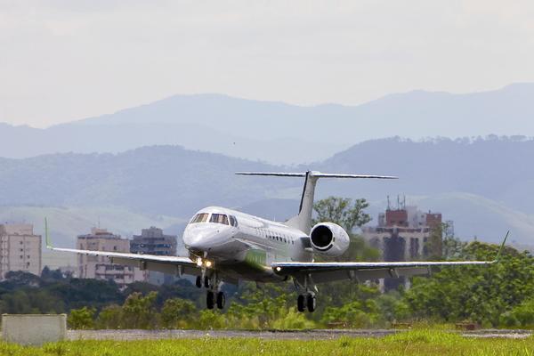 Un Embraer Legacy 650 pendant les essais en vol