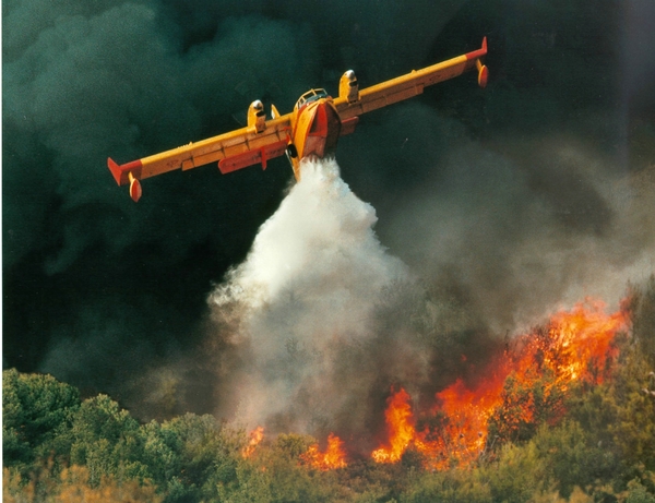 Bombardier 415 en action