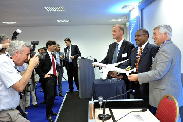 Tom Enders, CEO d'Airbus, Girma Wake, CEO d'Ethiopian Airlines et John Leahy, chef des opérations d'Airbus