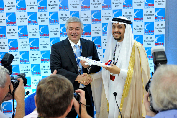 John Leahy signant un protocole d'accord pour 10 A320 avec le président de Yemenia