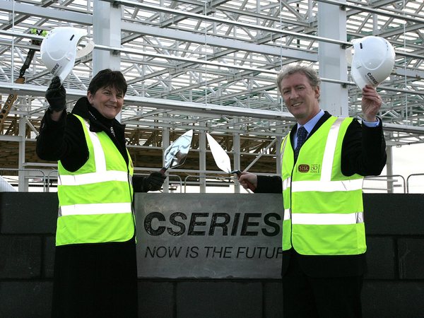 Pose de la première brique de l'usine de Bombardier à Belfast