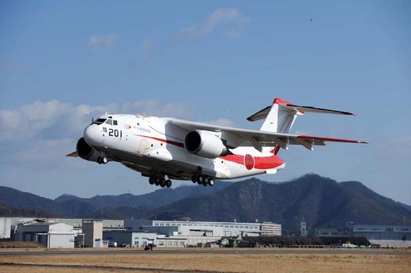 Premier vol de l'avion de transport Kawasaki XC-2