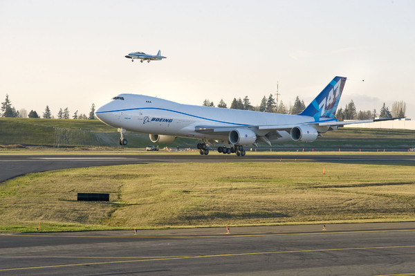 Atterrissage du Boeing 747-8F lors du premier vol