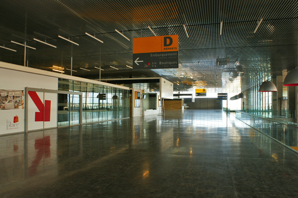 Entrée du hall D de l'aéroport de Toulouse-Blagnac