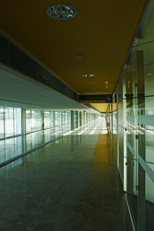 Couloir du hall D de l'aéroport de Toulouse-Blagnac