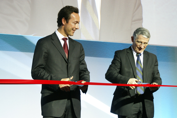 Fabrice Brégier et Pierre Cohen, maire de Toulouse, inaugurent le nouveau bâtiment à l'usine St Eloi à Toulouse