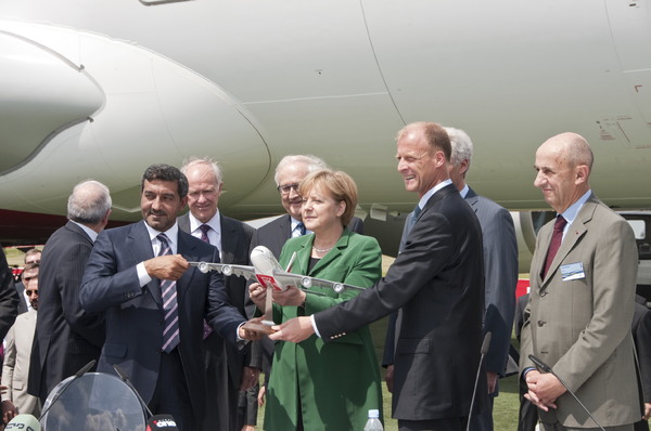 Cérémonie de l'annonce de l'achat de 32 Airbus A380 par Emirates. De gauche à droite :  Sheikh Al-Maktoum, CEO d'Emirates, Angela Merkel, chancelière allemande, Tom Enders, CEO d'Airbus et Louis Gallois, CEO d'EADS