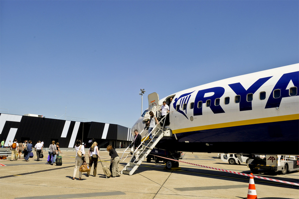 737 de Ryanair devant billi