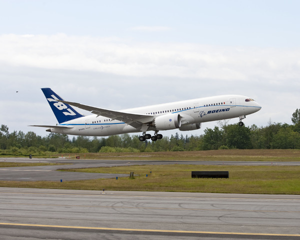 Boeing 787, prototype ZA005 équipé de moteur GEnx, lors de son premier vol.