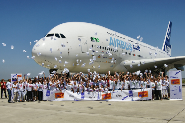 Les enfants devant l'A380 avec Louis Gallois