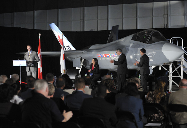 Le ministre de la Défense national du Canada, Peter MacKay, devant un F-35 Le ministre de la Défense national du Canada, Peter MacKay, devant un F-35