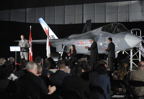 Le ministre de la Défense national du Canada, Peter MacKay, devant un F-35