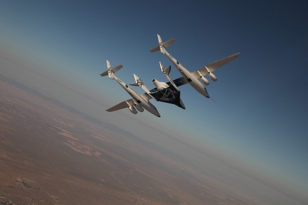 WhiteKnightTwo et SpaceShipTwo de Virgin Galactic en vol
