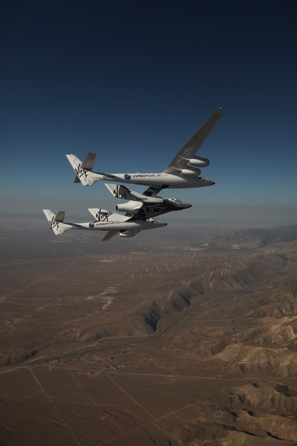 WhiteKnightTwo et SpaceShipTwo de Virgin Galactic en vol