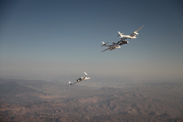 WhiteKnightTwo et SpaceShipTwo de Virgin Galactic en vol