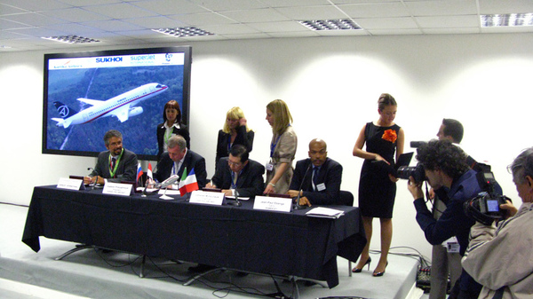 Signature du contrat pour l'achat de 15 Sukhoi Superjet 100 par Kartika Airlines à Farnborough 2010