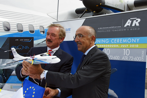 Steven F. Udvar-Házy signe une commande pour des ATR à Farnborough Steven F. Udvar-Házy signe une commande pour des ATR à Farnborough