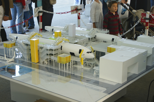 Maquette de l'assemblage des tronçons de l'A350 XWB