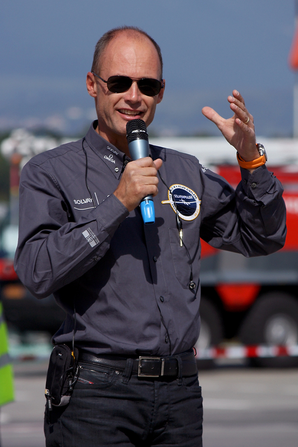 Bertrand Piccard s'exprimant à Genève devant le Solar Impulse