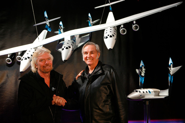 Burt Rutan (à droite) en compagnie de Richard Branson
