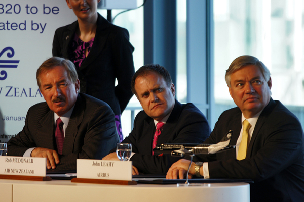 Livraison de l'A320 d'Air New Zealand "Crazy About Rugby" - Steven Udvar-Hazy, Rob McDonald et John Leahy