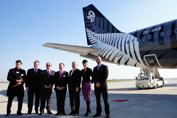 Livraison de l'A320 d'Air New Zealand "Crazy About Rugby" - Steven Udvar-Hazy, Rob McDonald et John Leahy devant l'avion