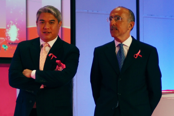 Filippo Bagnato d'ATR et Gerald Lee d'Azul à la cérémonie de livraison de l'ATR rose d'Azul contre le cancer du sein